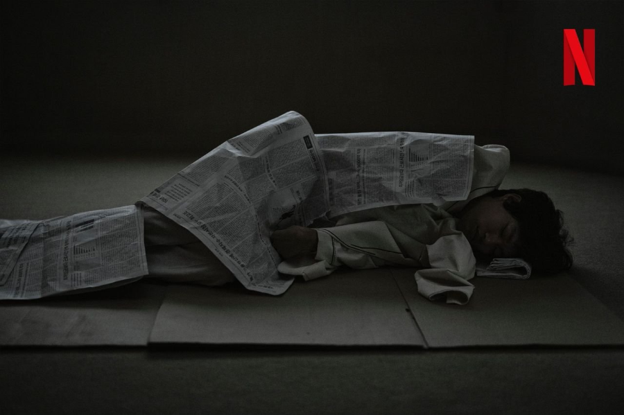 주인공 진수(류준열)가 등장