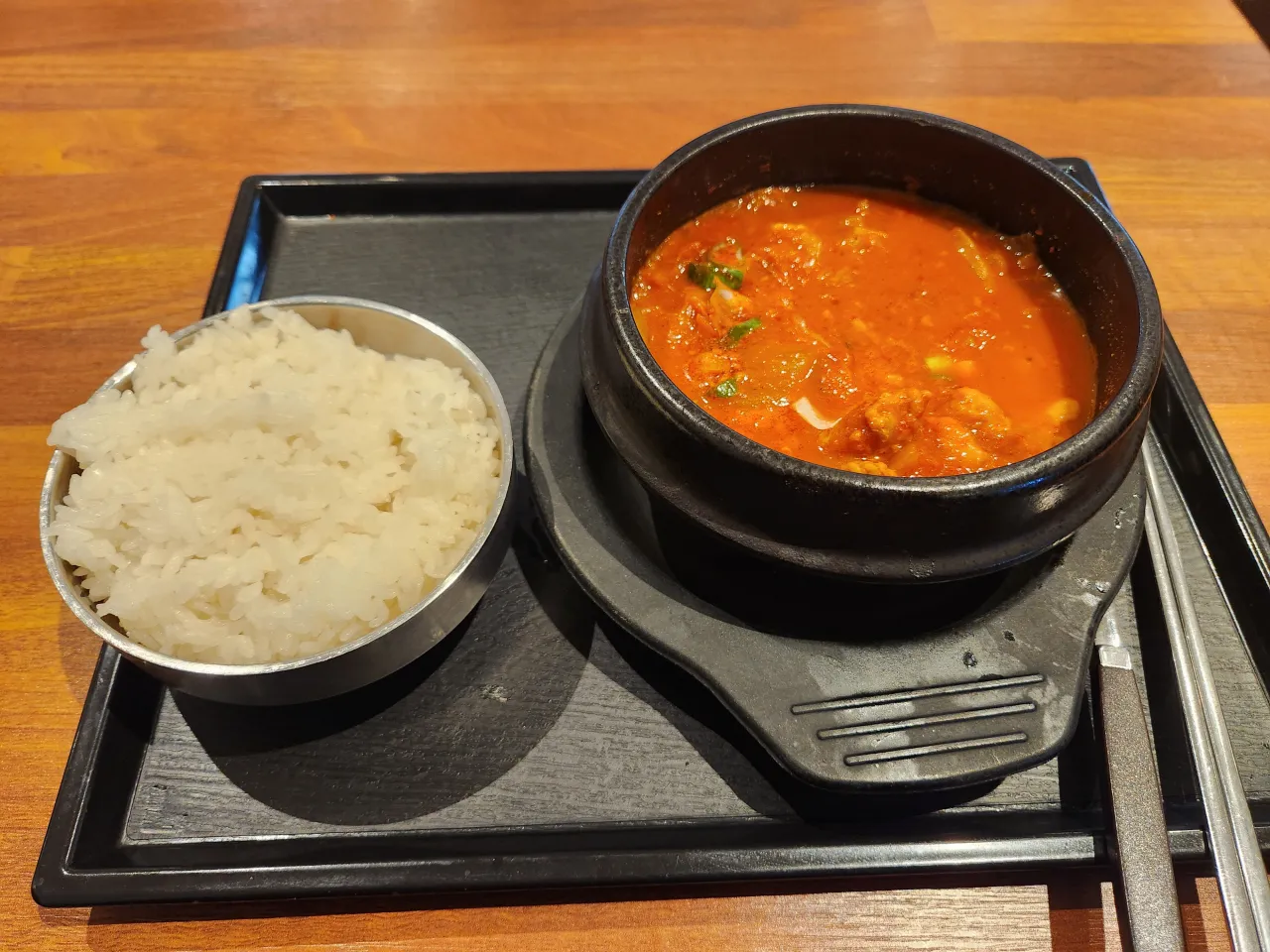 학생회관-김치찌개-밥과-찌개가-전부인-단촐한-구성