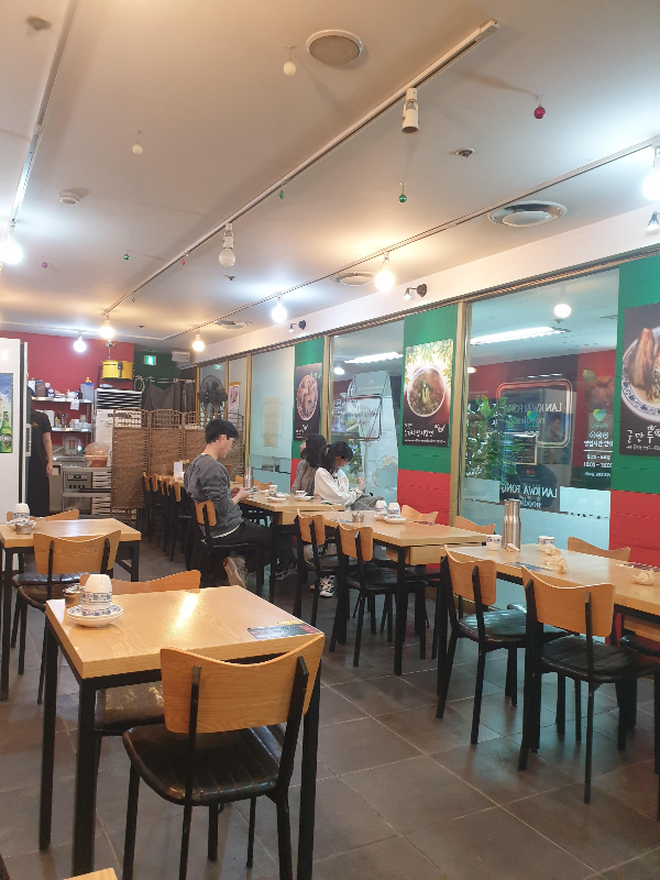 가족 손님. 엄마, 아빠, 아이 세 명이다.