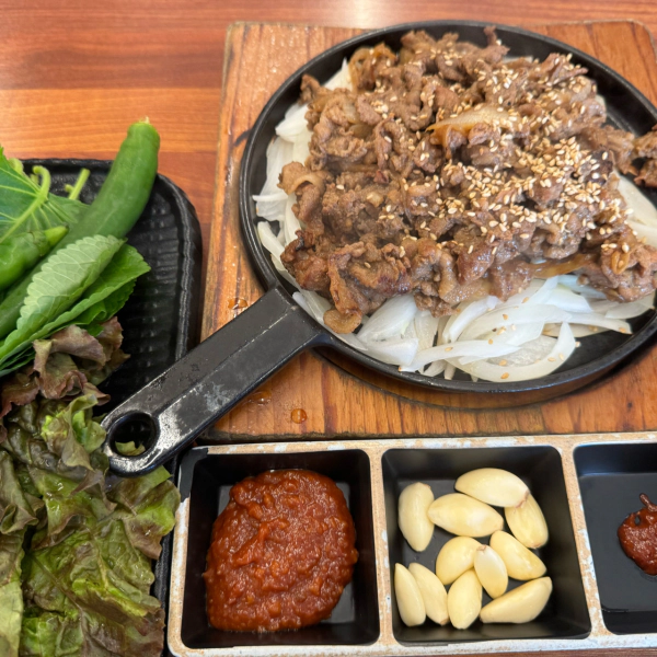 기다려야 제맛 14첩 숯불고기 한 상
