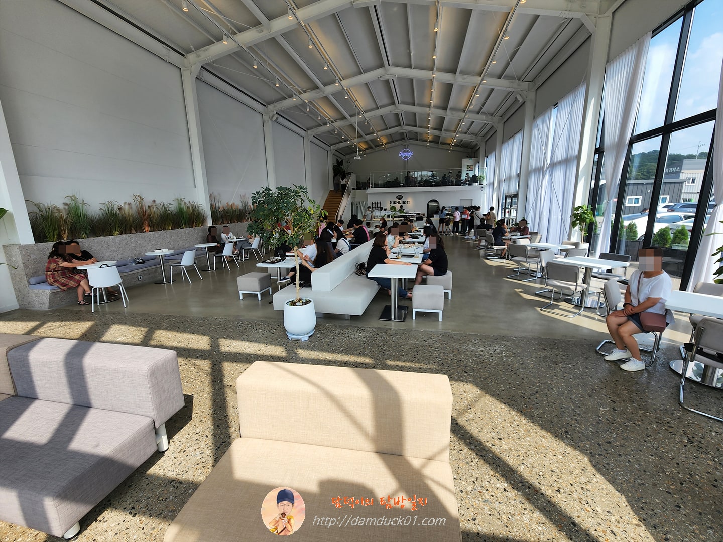 카페 하이라이트 실내