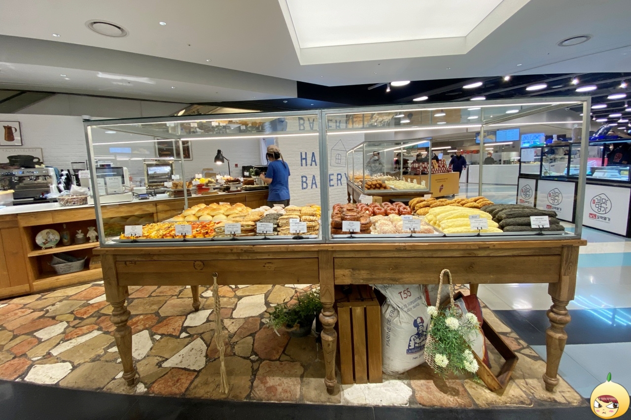 하츠베이커리 현대백화점 목동점 빵 진열대