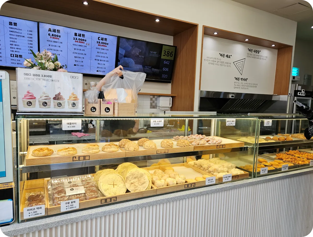미미고-찹쌀-꽈배기-미사본점-메뉴-빵-진열대
