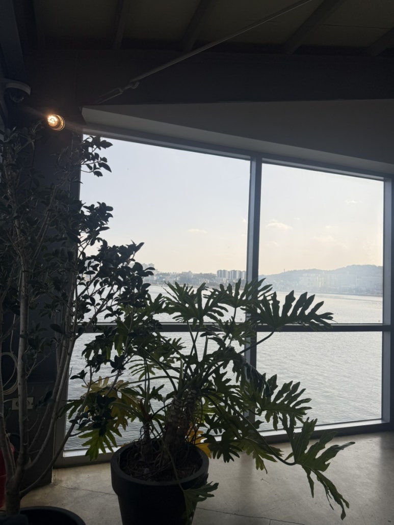 칠성조선소 카페 2층