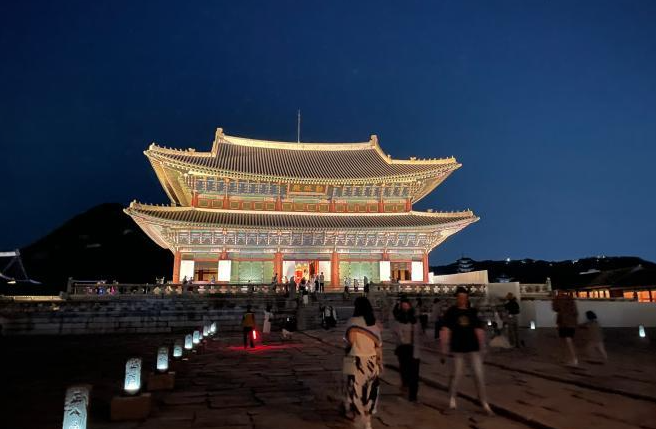 근정전 야간 정면 사진