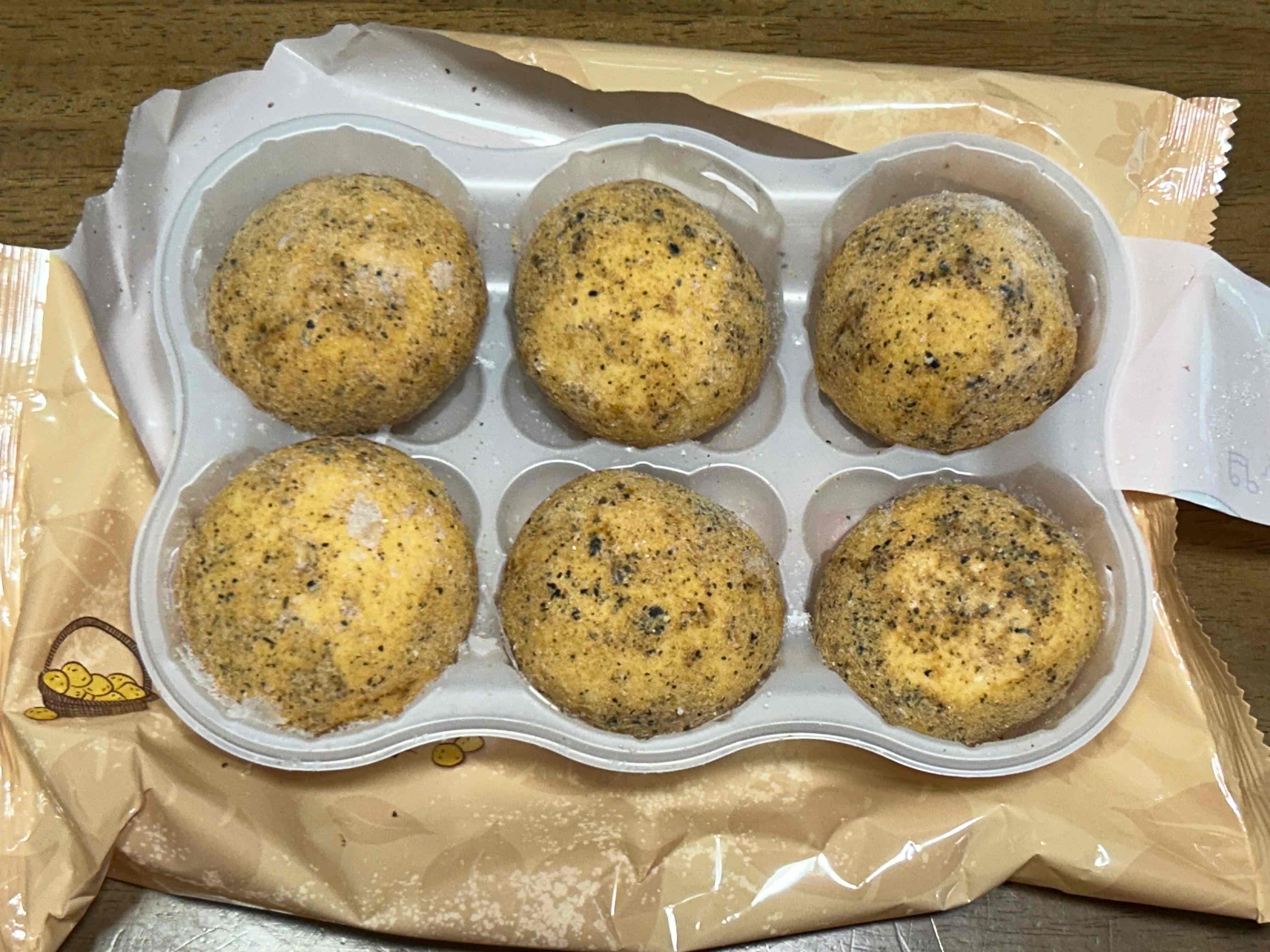 종이박스 안에 들어있는 비닐봉지를 뜯으면 플라스틱 용기 안에 감자빵이 들어있습니다.