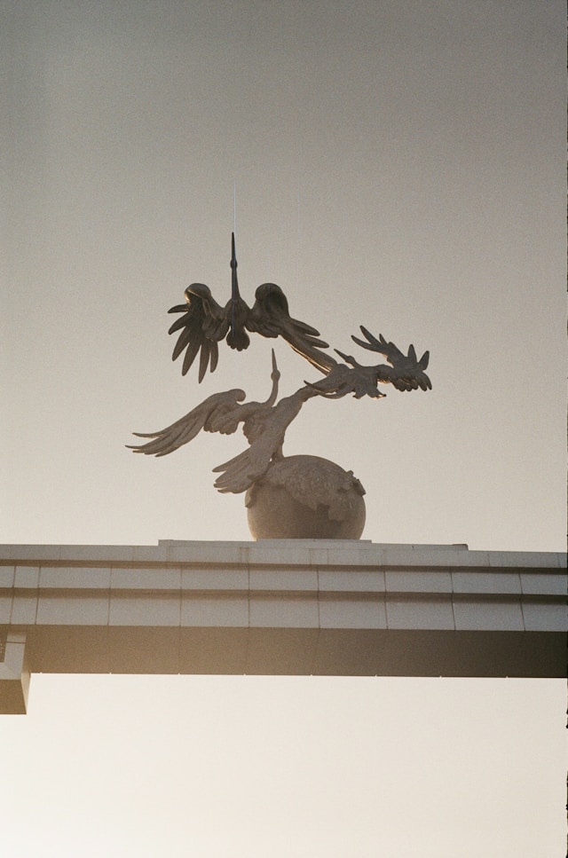 헤르만 헤세의 소설 데미안의 상징인 알을 깨는 새와 아브락사스 신을 형상화하여 자아 성장의 고통과 환희를 설명하는 인문학 가이드 이미지