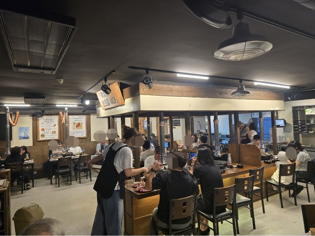 꼬목살의 내부사진- 사람들이 많고 고기 꿉고있음