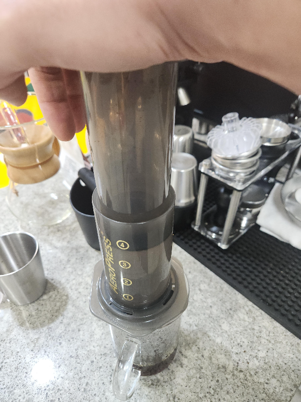 손을 플린저 위에 올려 프레스하는 모습. 천천히 프레스한다.