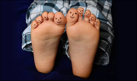 잠옷 입은 아이의 발바닥