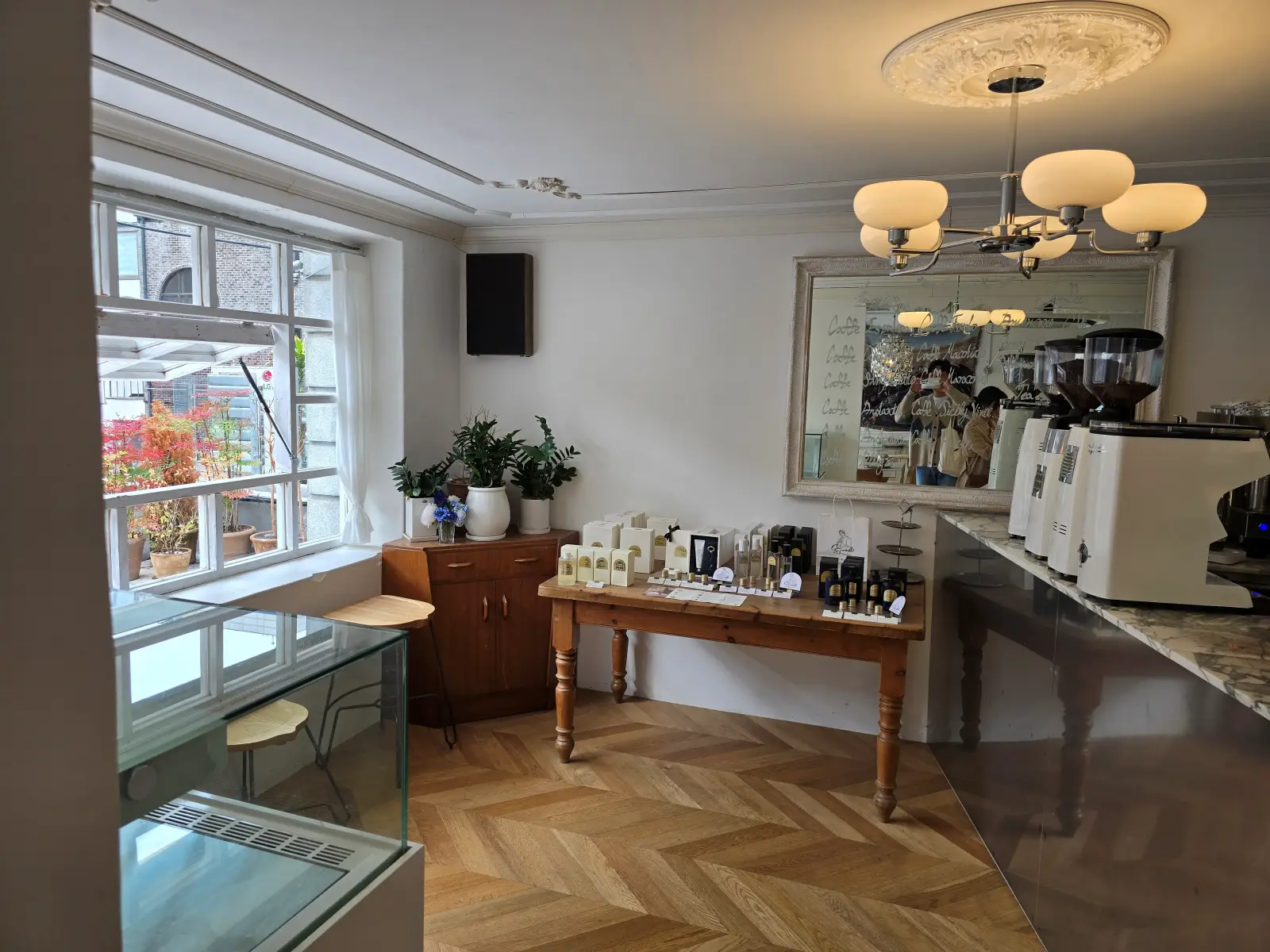 까사넬로 카페 내부전경-카운터와 다양한 소품들의 모습