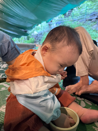 장흥계곡에서 떡뻥을 손으로 집고 있는 찬솔이 사진