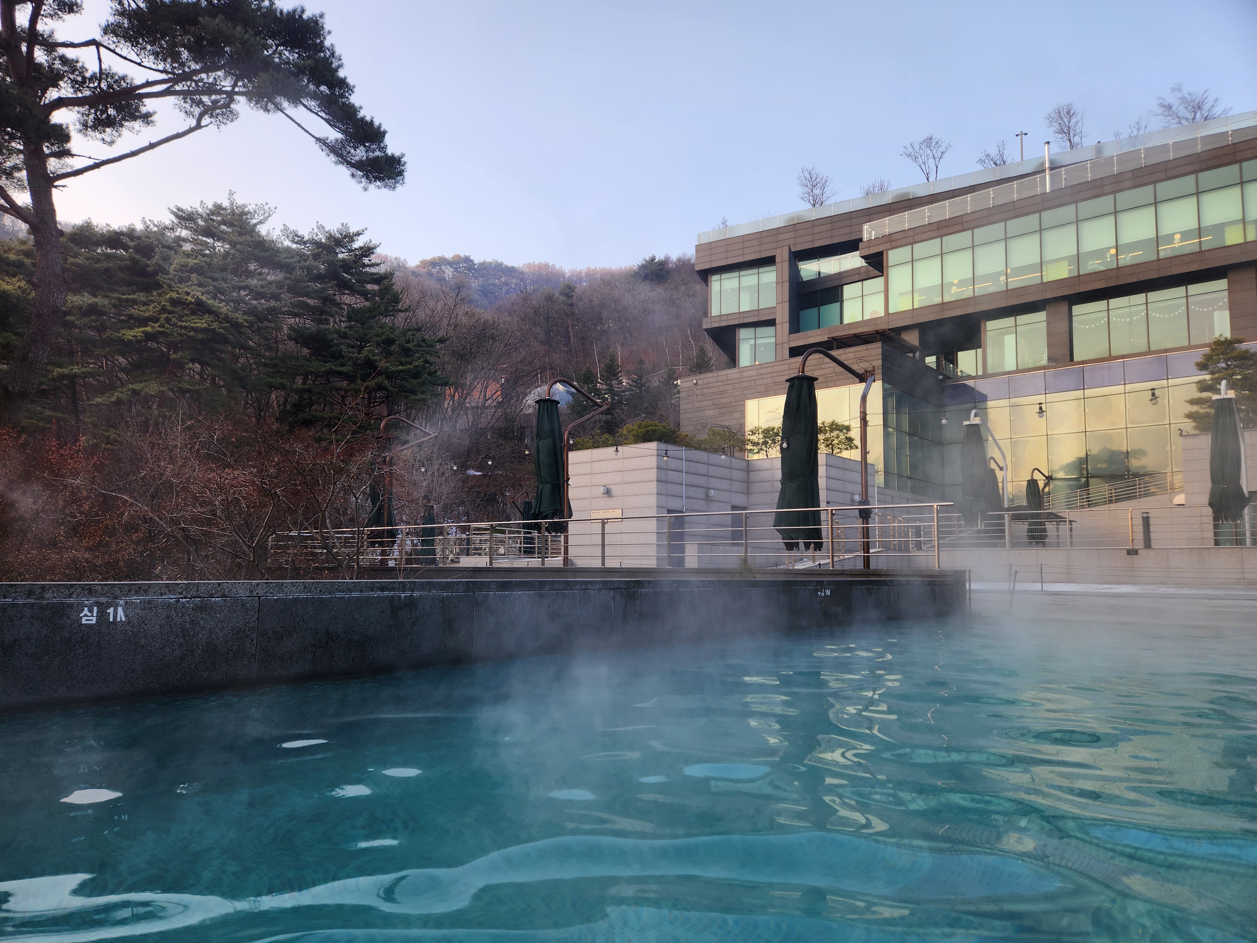 야외 인피티니풀에는 모락모락 따뜻한 김이 올라오고 있다