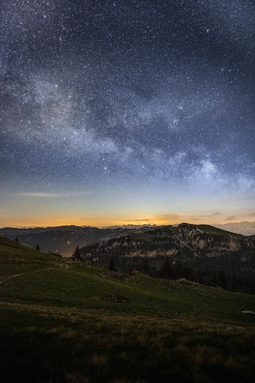 왜 모든 둥근 천체가 행성이 되지는 않을까— 행성의 조건과 과학적 기준의 진짜 의미