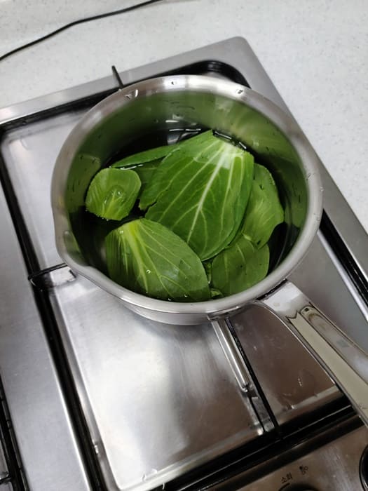 냄비에 데쳐지고 있는 청경채