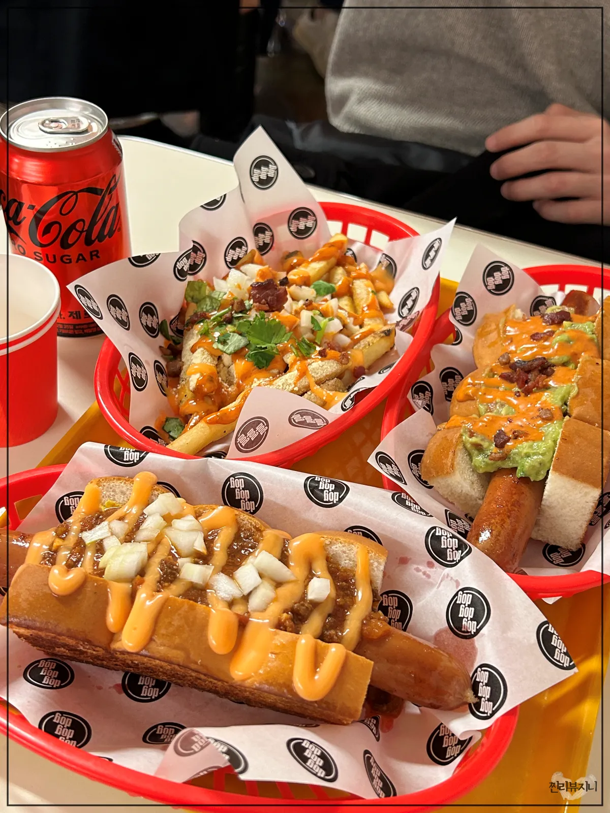 한남동-핫도그-맛집-도그도그도그-칠리-핫도그-세트와-LA-핫도그가-테이블-위에-올려져-있는-모습