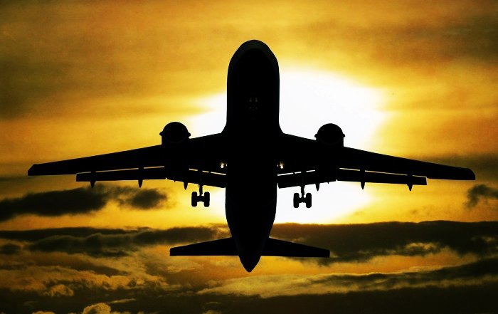 노을진-하늘을-날고있는-비행기