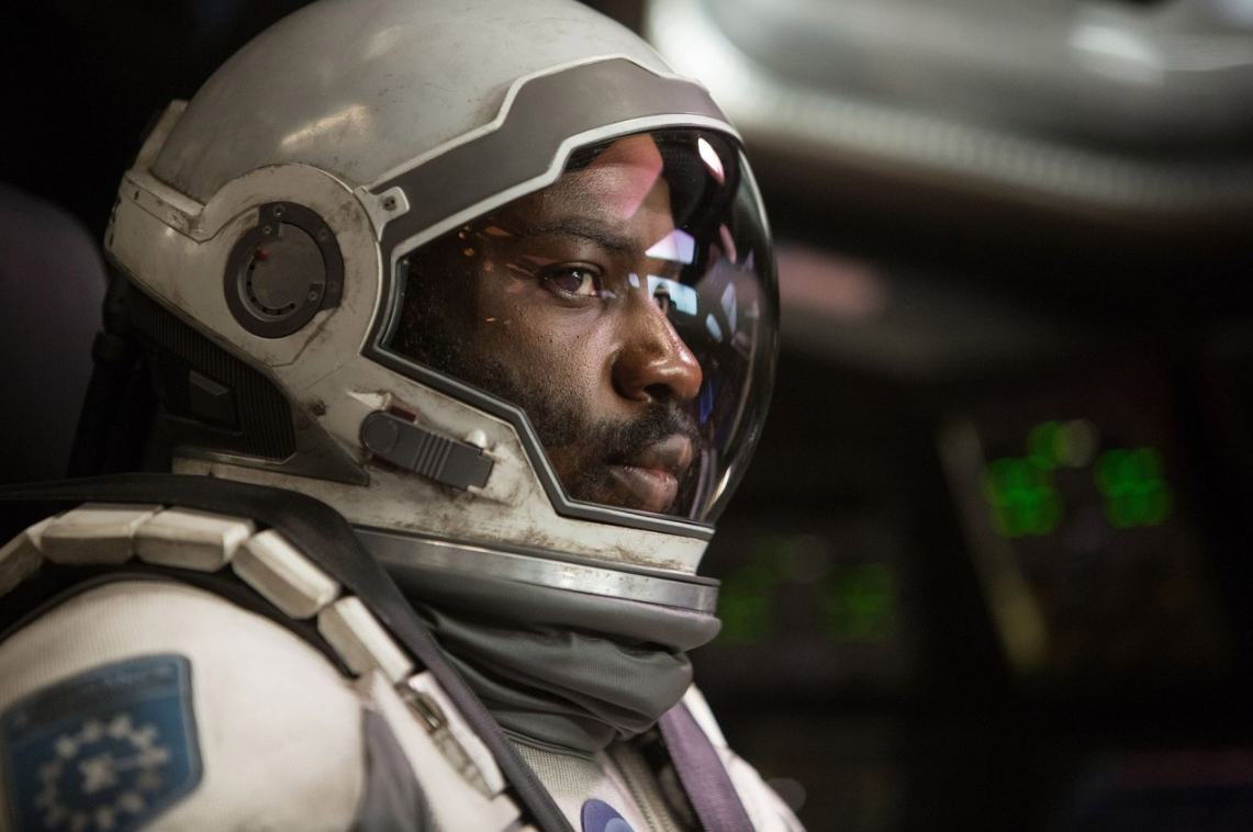 영화 인터스텔라의 한 장면이다. 우주복음 입은 인간이 한명 있다.