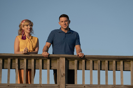 데이트 중인 켈리 존스(스칼렛 요한슨)와 콜 데이비스(채닝 테이텀) - 출처 : 다음 검색