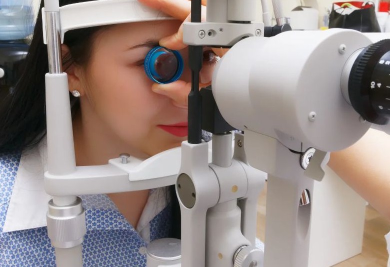 눈에 이물질이 낀것 같은 증상