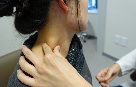 목에 멍울이 생기는 경고 징후