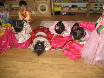 설날-한복을-곱게-차려입은-손주들이-세배돈을-기다리며-집단으로-세배하는-모습