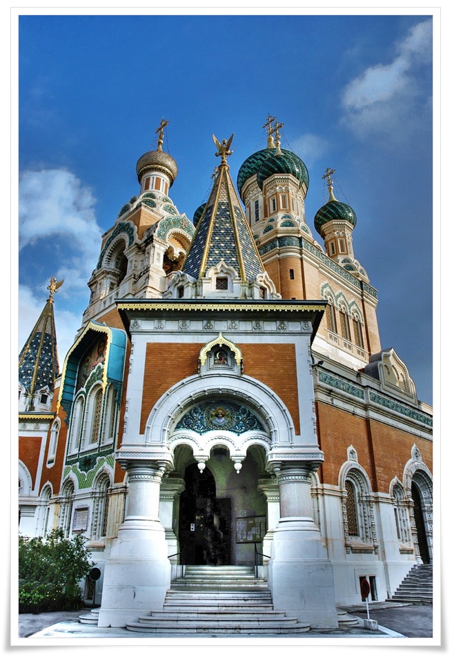 전통적인 비자틴 양식의 성당 전경의 사진입니다.
양파 모양의 돔과 뽀족한 첨탑이 어울려 우뚝 솟아 있고, 각 돔은 금색과 녹색의 화려한 색채로 장식되어 있슴