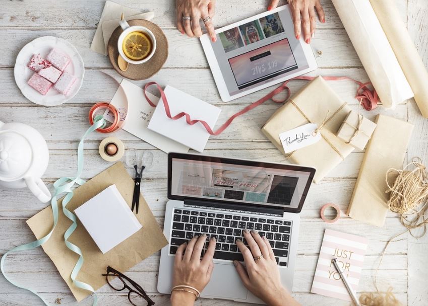 노트북 작업하는 사람