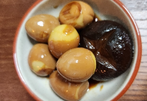 완성된 메추리알 조림