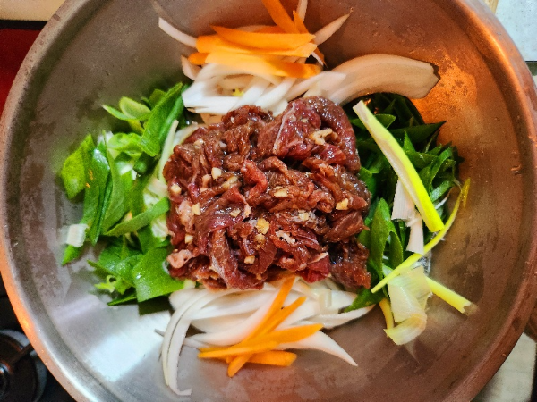 끓여 먹게 준비된 불고기 전골