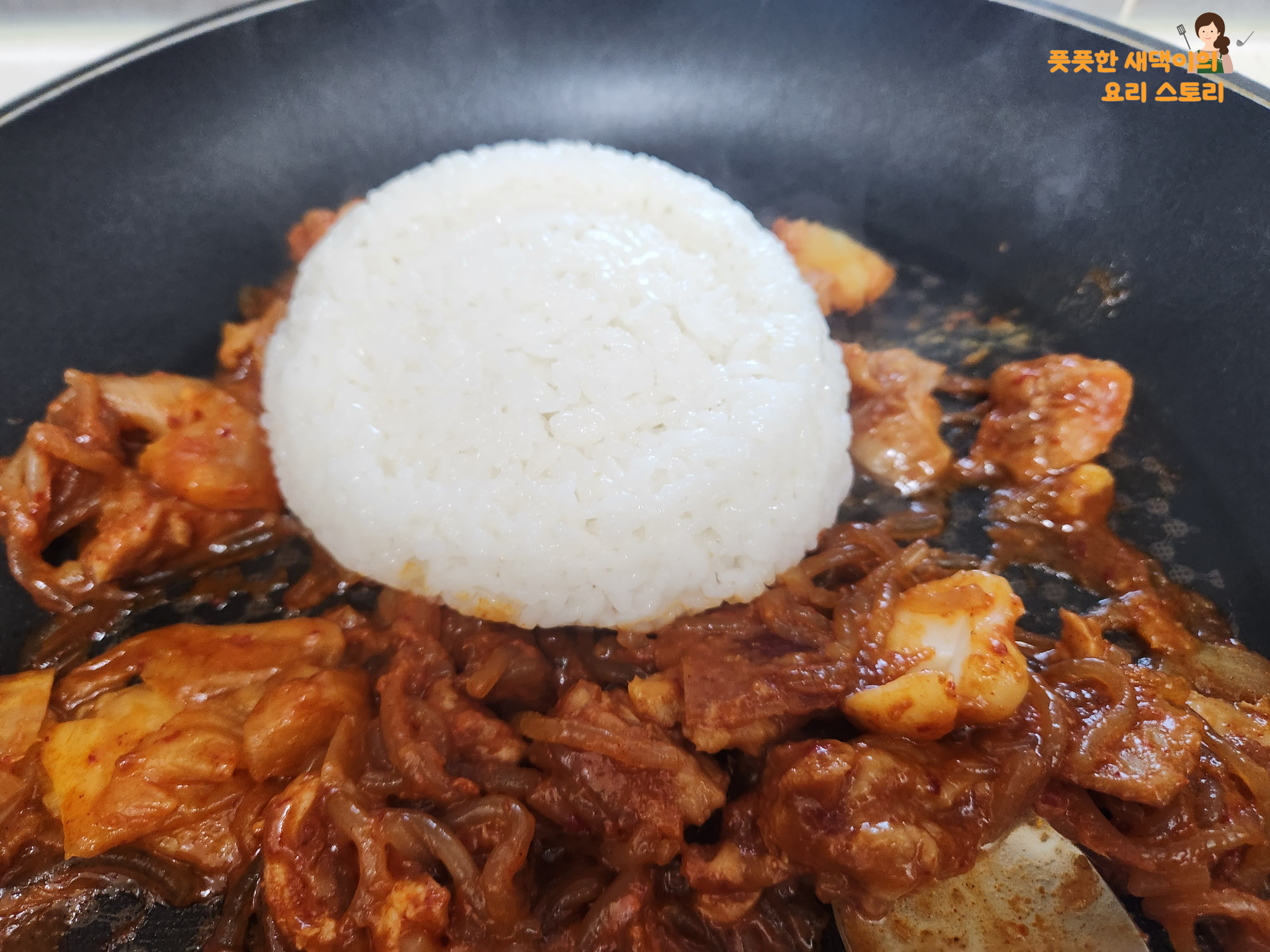 밥을 프라이팬에 넣어줍니다.