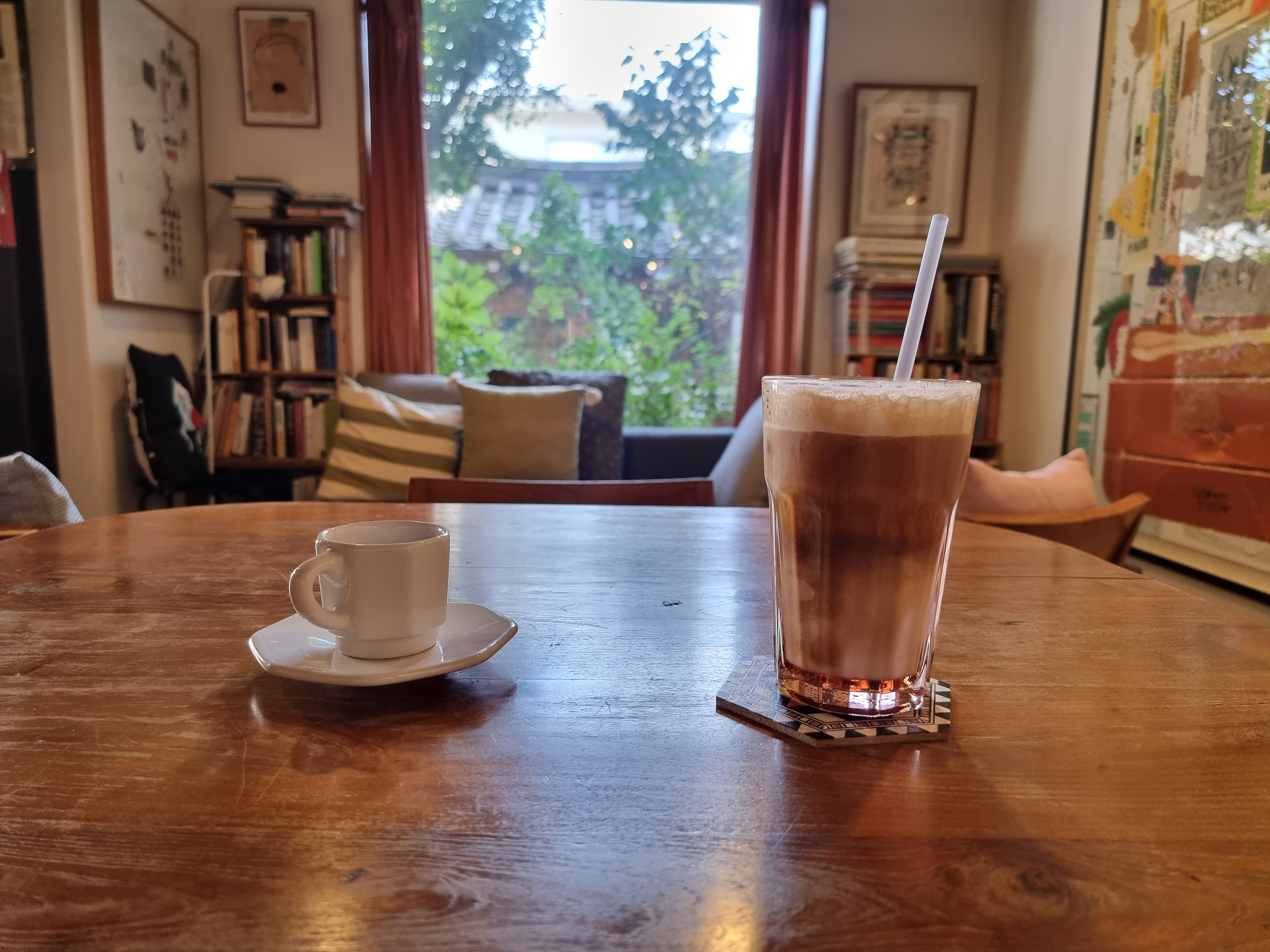 테이블위-에스프레소-아이스커피-창문-배경