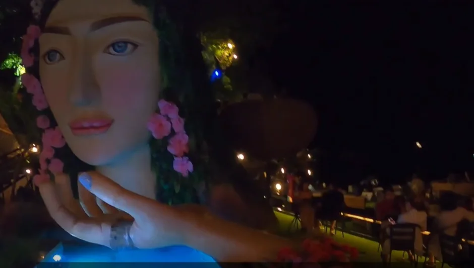 3머메이드 카페의 인어 조형물과 야외 좌석