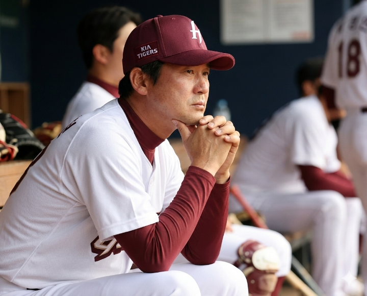 설종진 신임 감독이 더그아웃에서 고민에 잠긴 모습