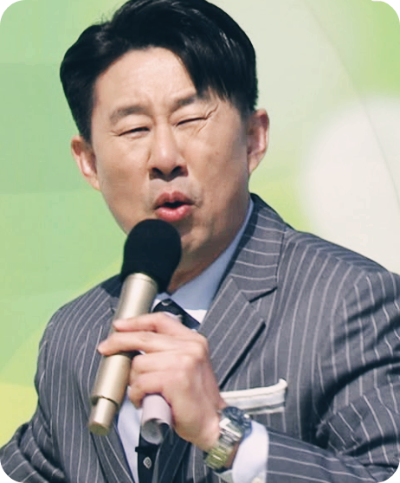 전국노래자랑 사회를 맡은 개그맨 남희석이 우스운 표정을 짓고 있다