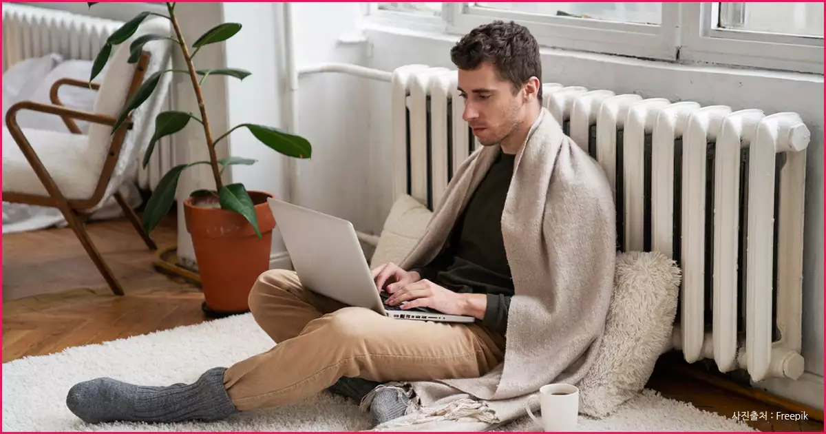 히터 앞 편안히 업무보는 사람