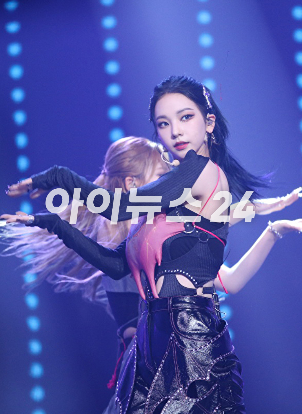 그룹 에스파(aespa)가 31일 오후 진행된 &#39;2021 MBC 가요대제전&#39;에 참석해 멋진 무대를 선보이고 있다. [사진=MBC]