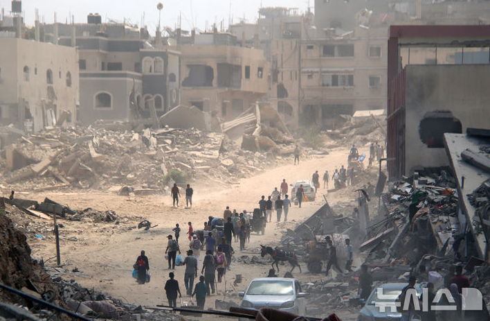 팔레스타인 주민들이 칸 유니스에서 대피했다가 이스라엘 폭격으로 폐허가 된 도시로 7월 31일 돌아오고 있다.