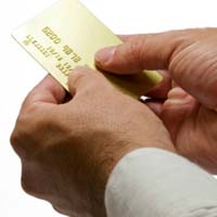 신용카드를-들고-있는-사람