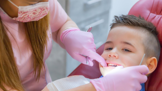 치과-진료받는-아이