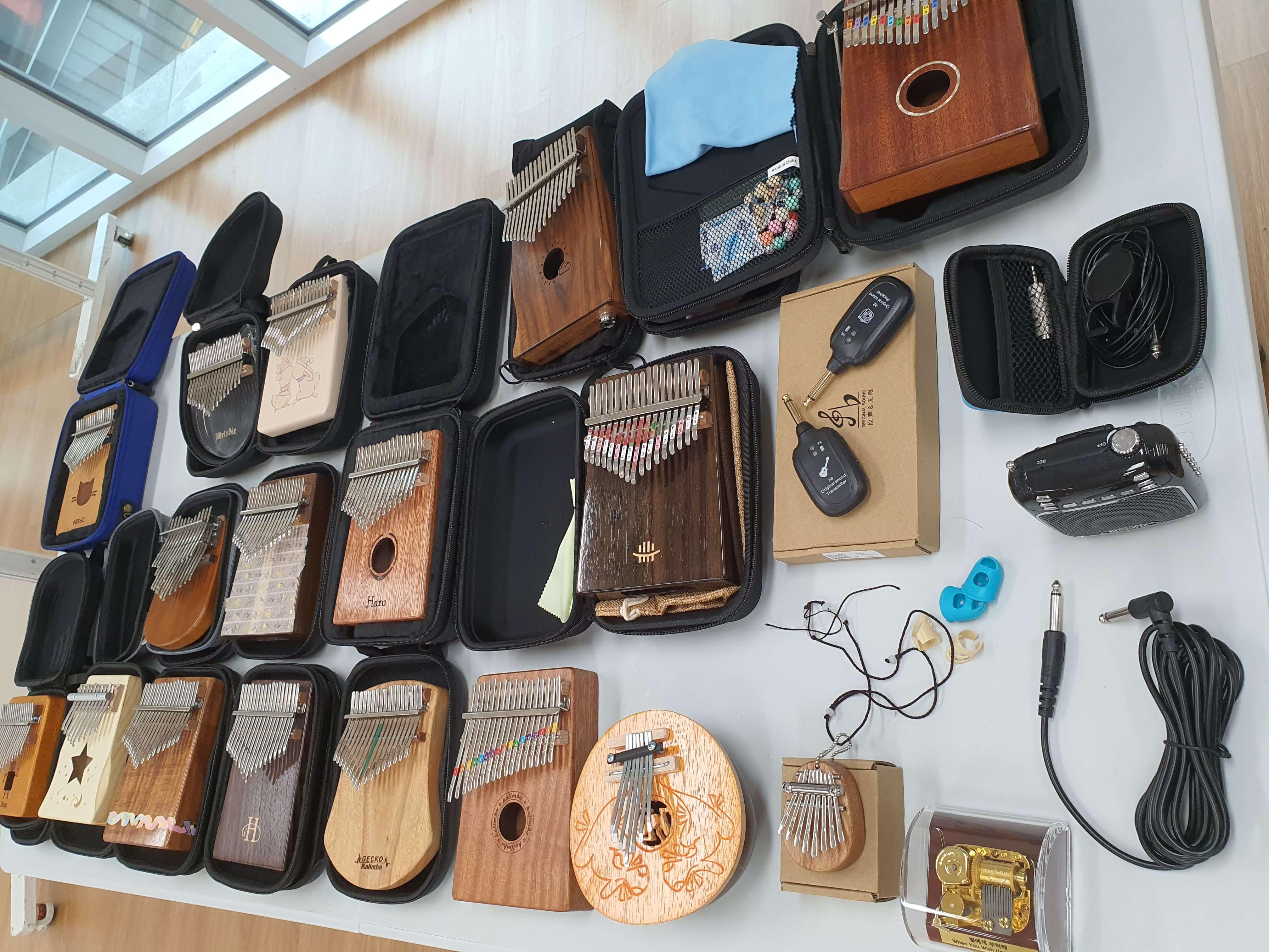 플레이트, 어쿠스틱, 키링, 오르골 등 다양한 제품의 칼림바들