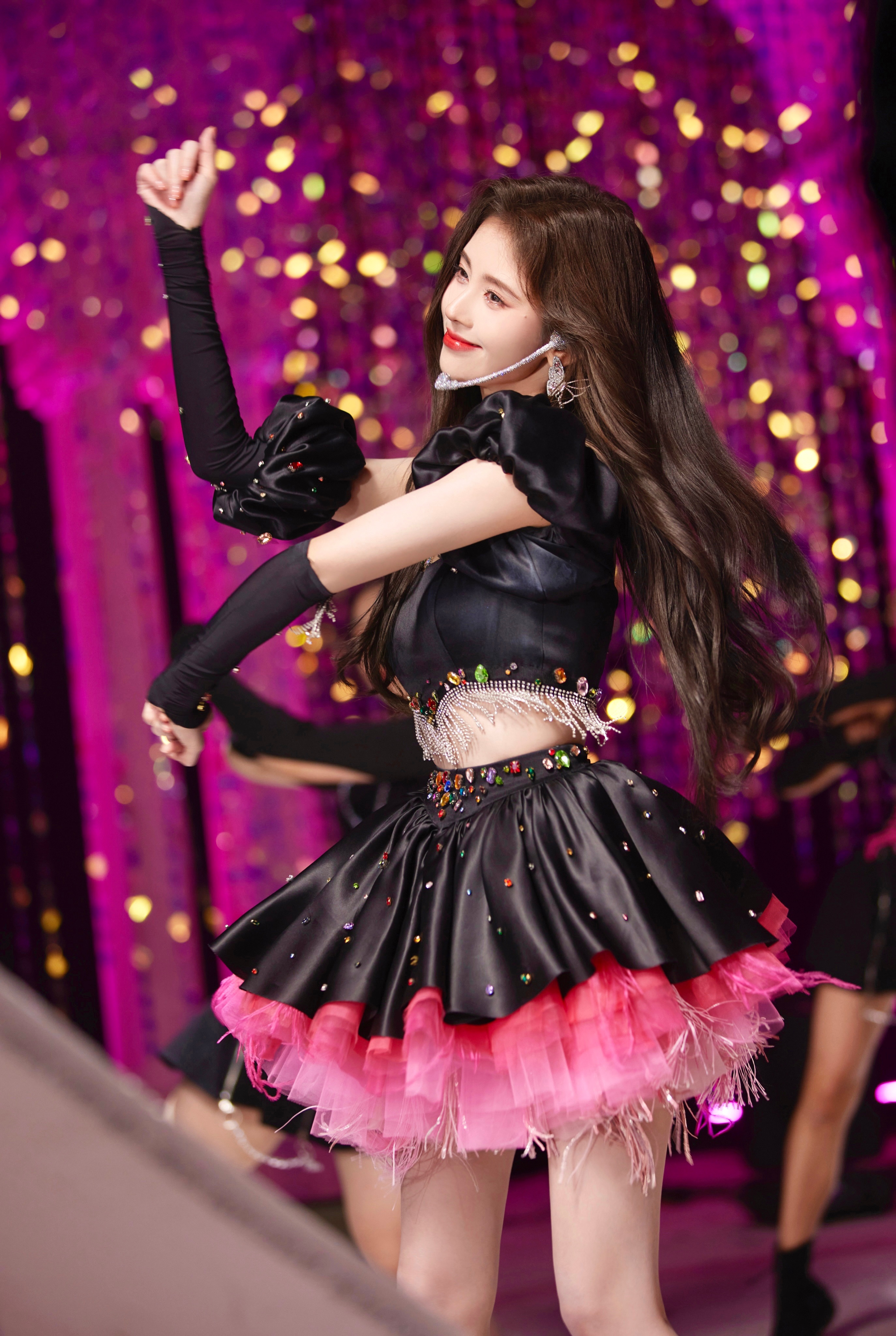 미소 지으며 안무를 소화하는 쥐징이