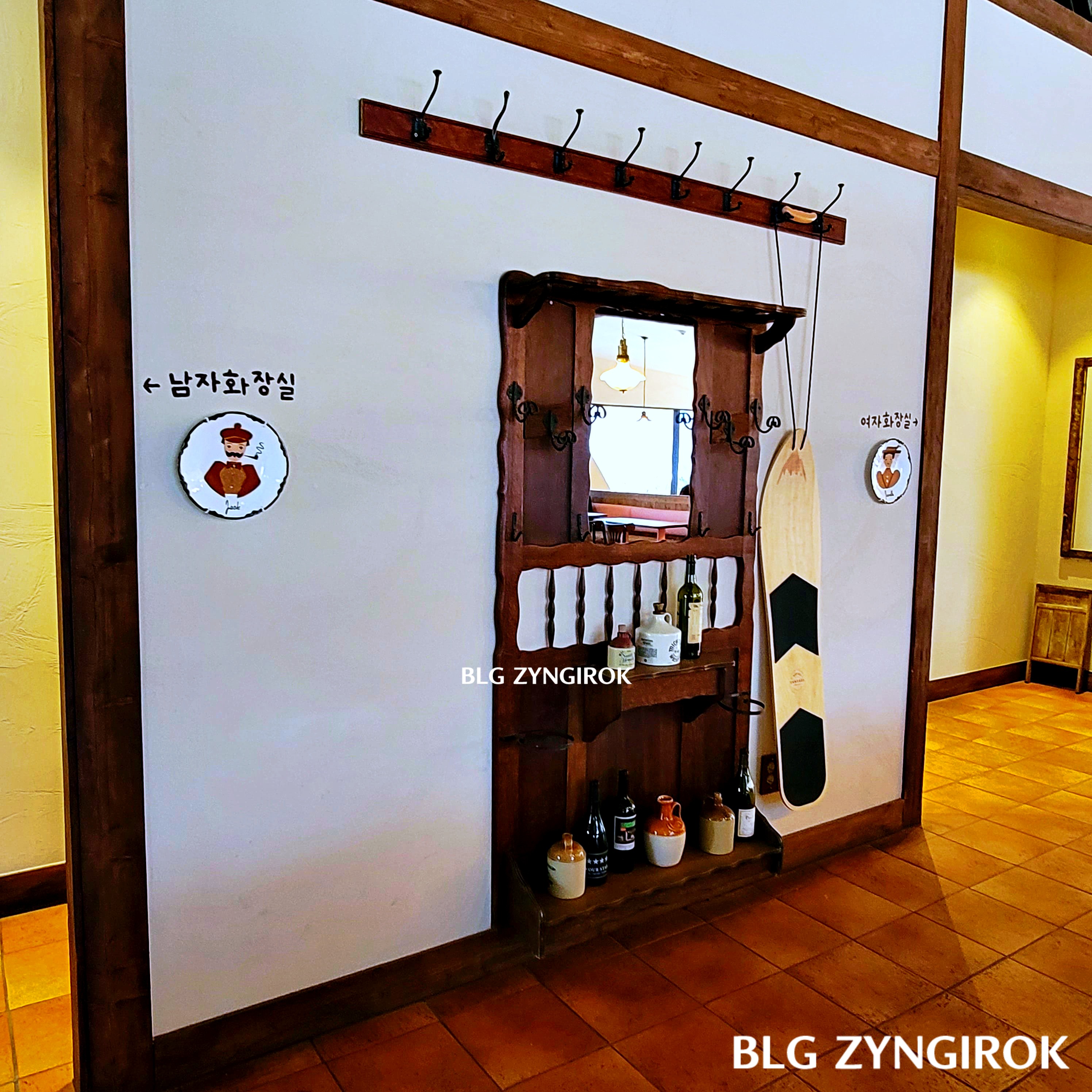 양주 카페 럿지 LODGE 2층 화장실 입구 모습이다.