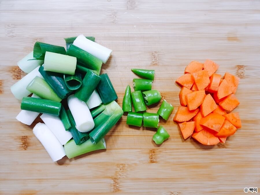 닭도리탕 레시피에 사용할 대파 청양고추 당근을 썰어 준비하는 모습