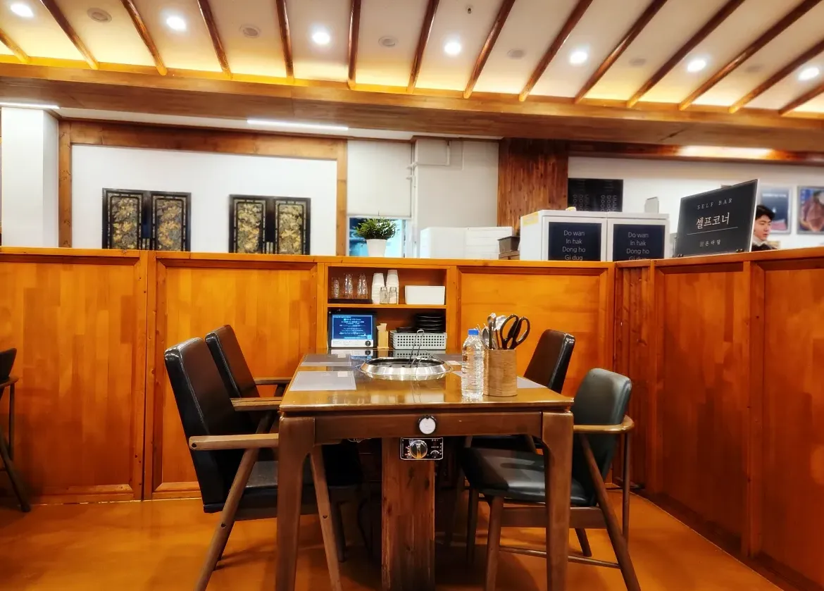 온아담-매장-내부-테이블