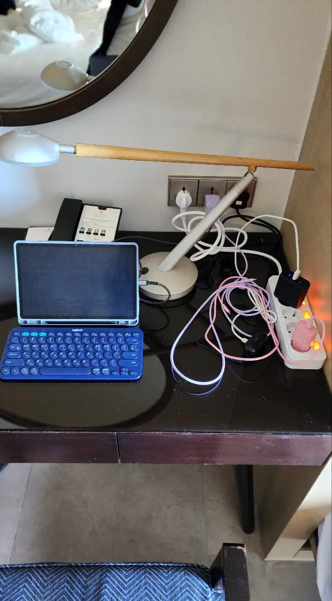 220V-멀티탭-패드를-충전하고-있는사진