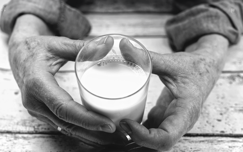 골다공증 예방을 위한 우유 마시는 사진