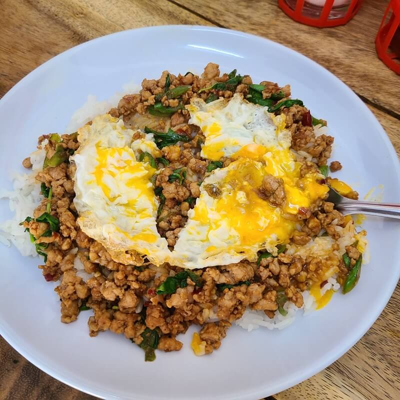 계란-노른자를-터뜨려-비빈-고기덮밥