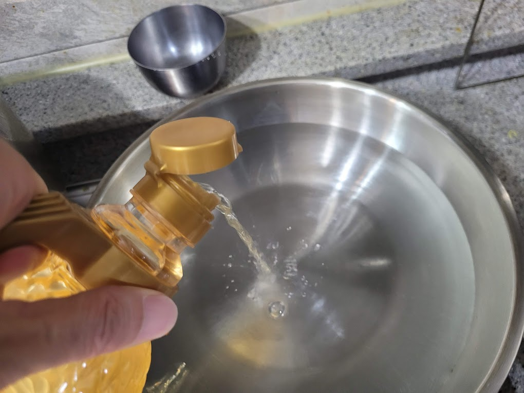 끓는 물에 맛술을 투입하는 사진