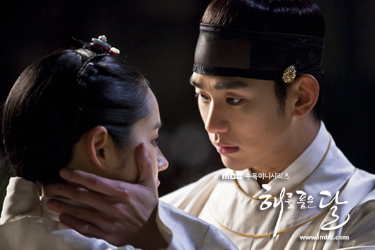 해를 품은 달 포스터